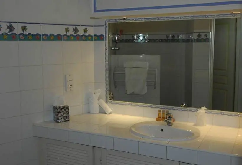 2 Bedroom Deluxe Apartment Sea View, Colombus Résidence