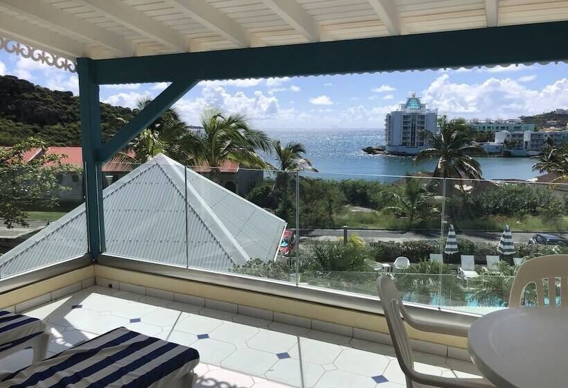 2 Bedroom Deluxe Apartment Sea View, Colombus Résidence