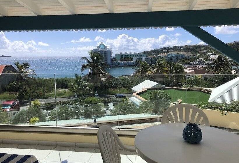 2 Bedroom Deluxe Apartment Sea View, Colombus Résidence