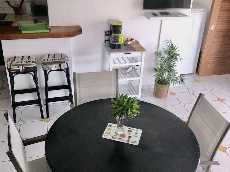 2 Bedroom Deluxe Apartment Sea View, Colombus Résidence