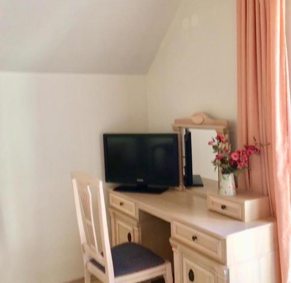 اتاق استاندارد سه تخته با بالکن, Kurenas