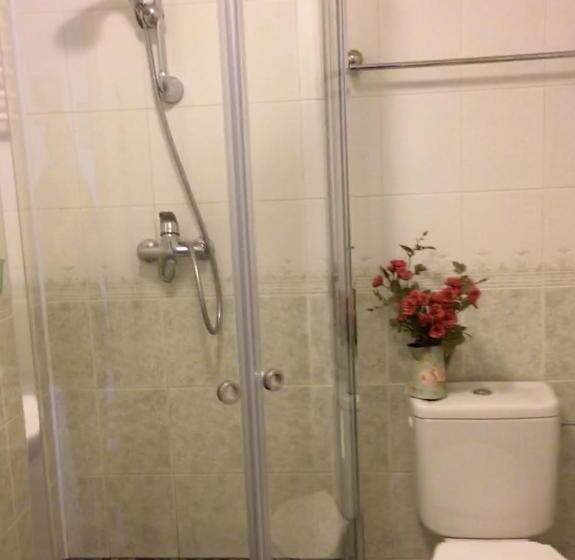 اتاق خانوادگی با چشمانداز دریا, Kurenas