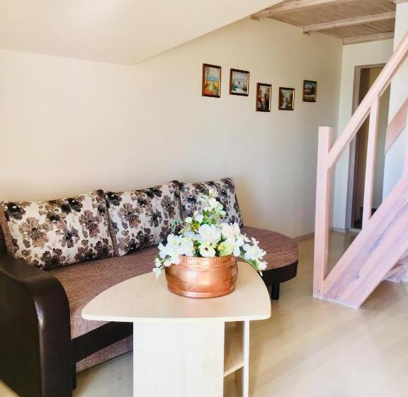 اتاق خانوادگی با چشمانداز دریا, Kurenas