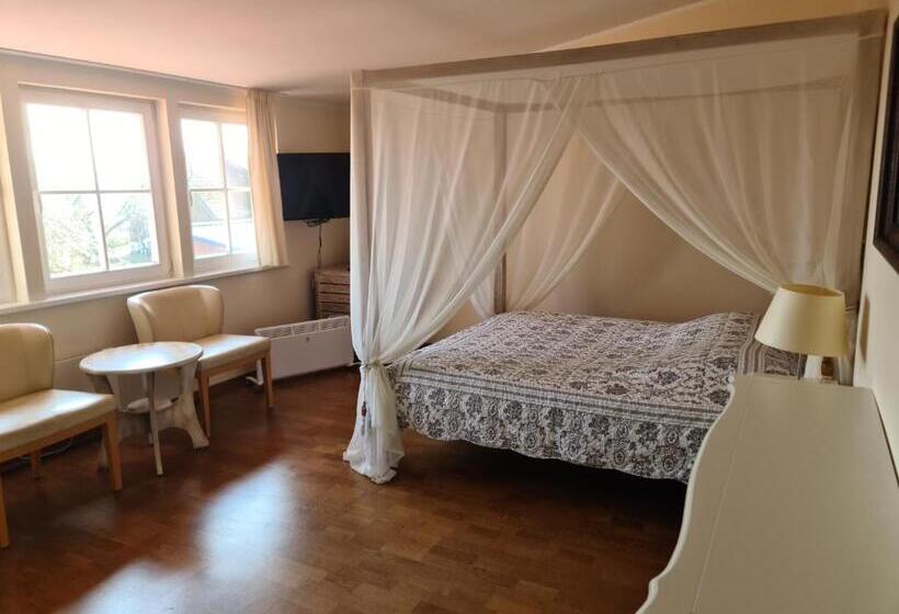 سوییت جونیور با چشمانداز دریا, Juodasis Kalnas