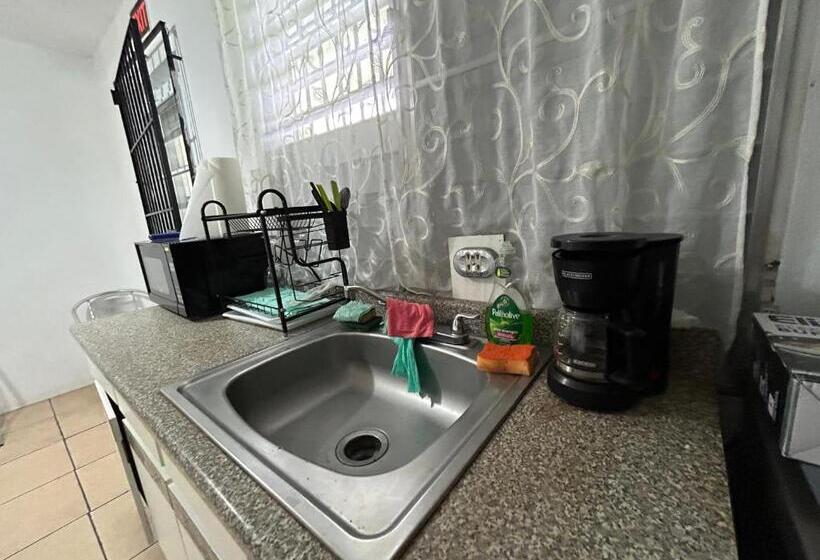 اتاق خانوادگی با سرویس بهداشتی مشترک, Vieques Good Vibe Guest House