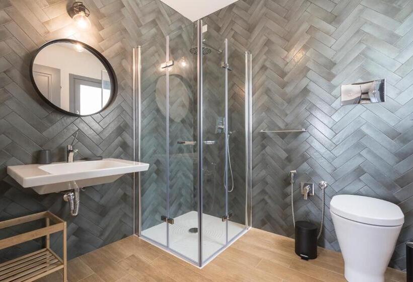 اتاق استاندارد برای معلولان, Madre