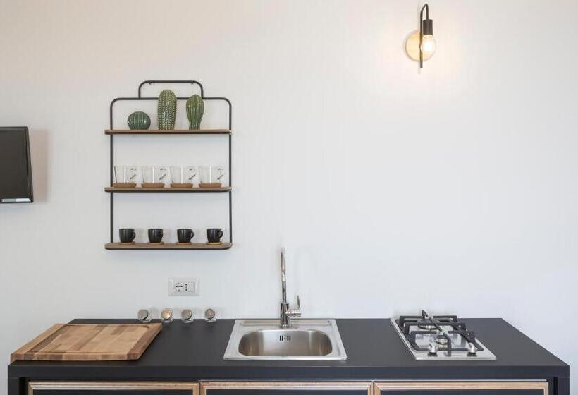 استودیو خانوادگی, Madre