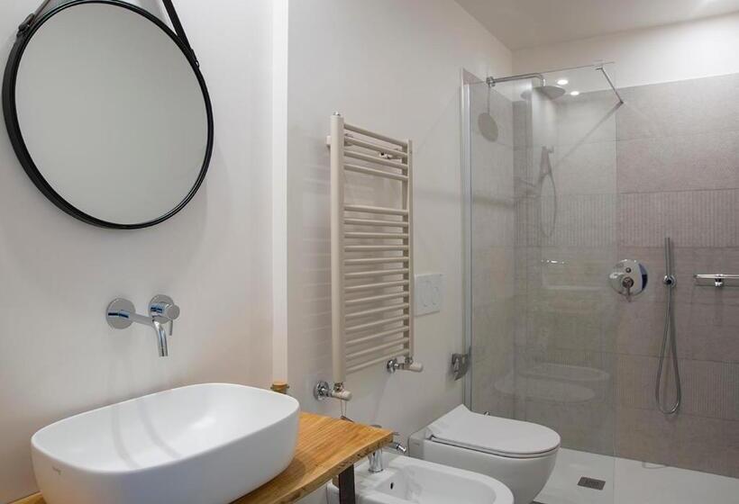 جناح مطلّ علي البحر, La Guardia