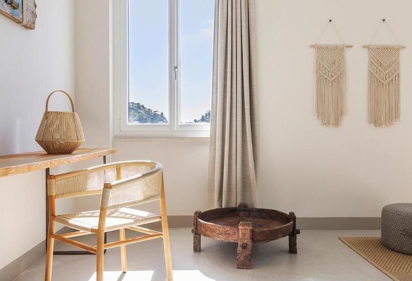 جناح مطلّ علي البحر, La Guardia