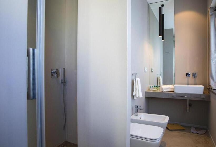 标准间带露台, Milestone