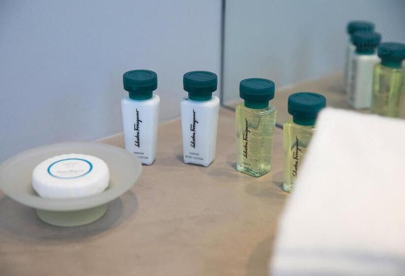 标准间带露台, Milestone