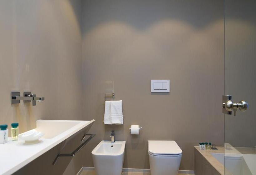 带露台的小型套房, Milestone