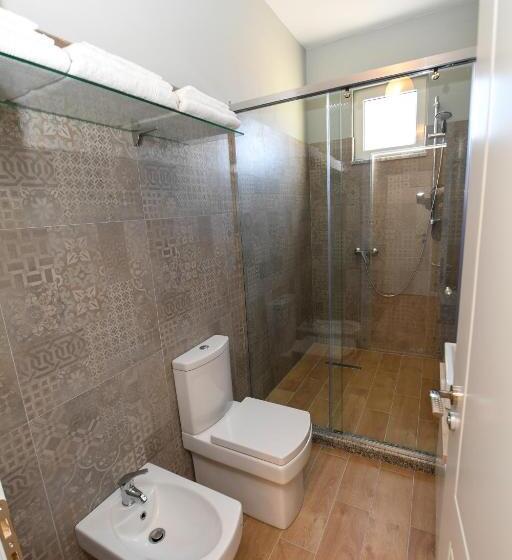 标准三人间, Santo