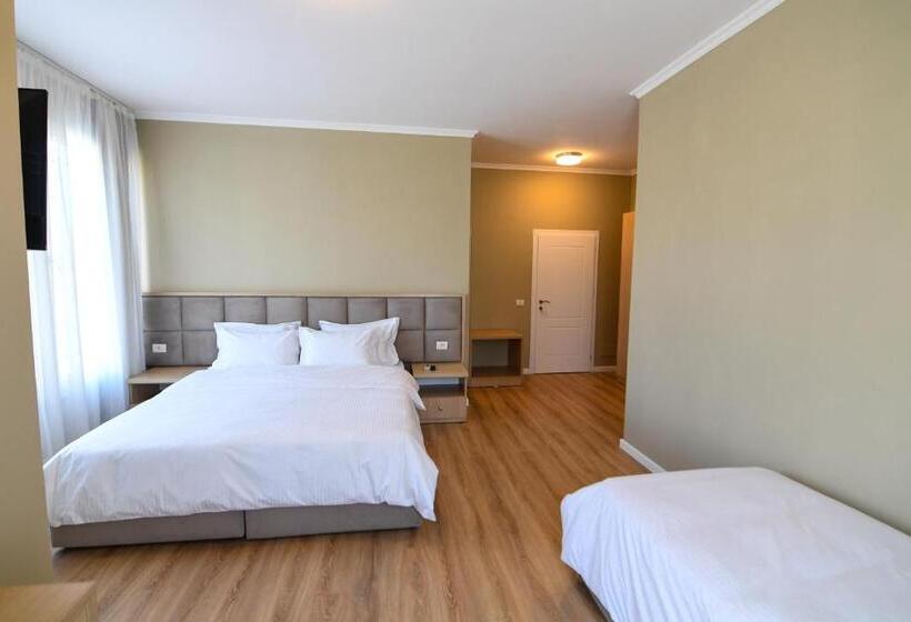 标准三人间, Santo