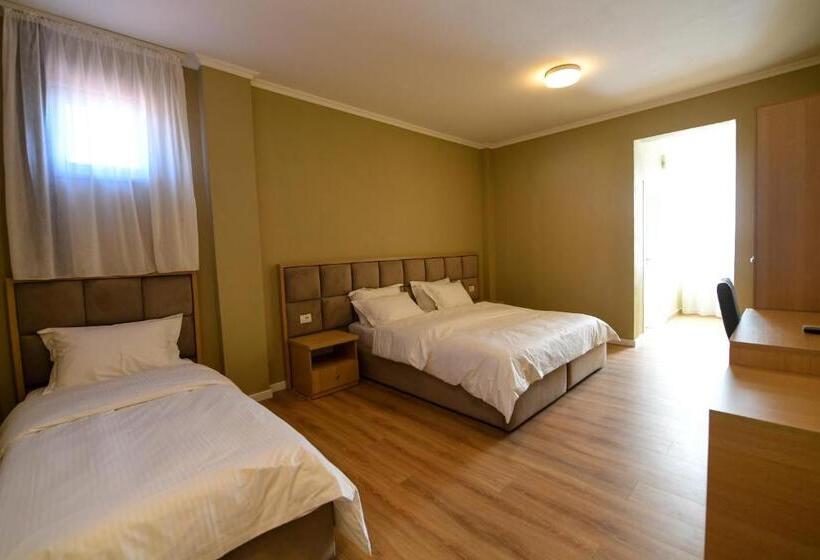 标准三人间, Santo