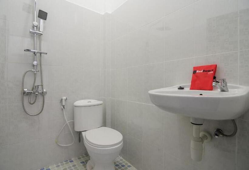 디럭스 룸, Reddoorz Near Sultan Thaha Airport Jambi