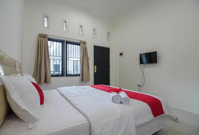 디럭스 룸, Reddoorz Near Sultan Thaha Airport Jambi