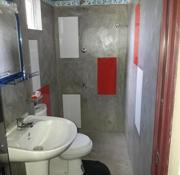 חדר סטנדרט לשלושה, Wattle Inn