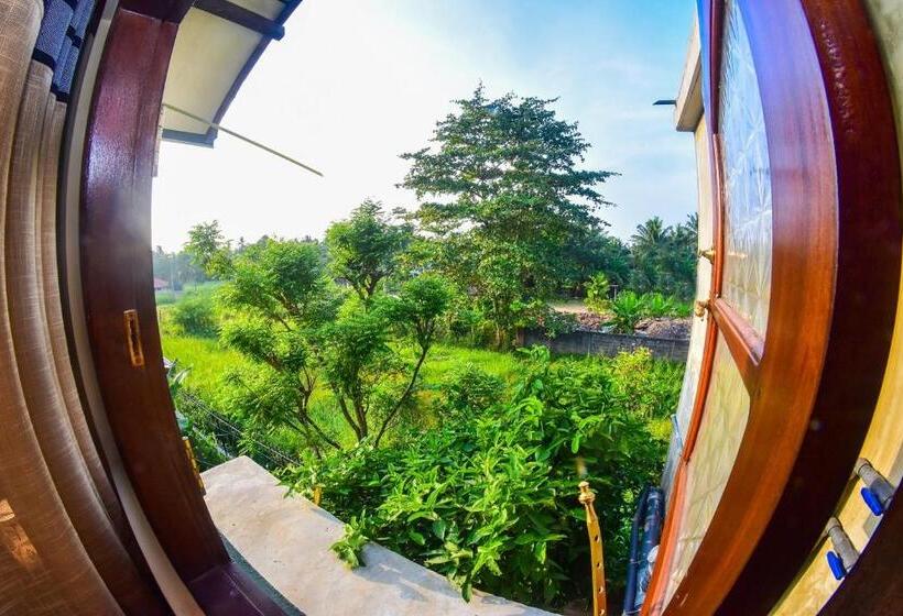 חדר דלוקס לשלושה, Wattle Inn