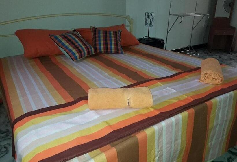 חדר דלוקס לשלושה, Wattle Inn