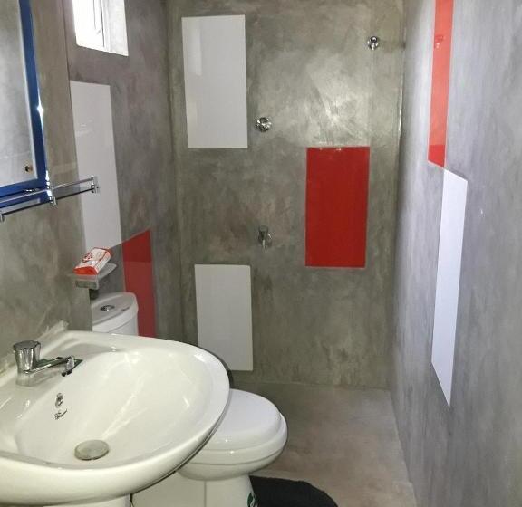 חדר דלוקס לשלושה, Wattle Inn