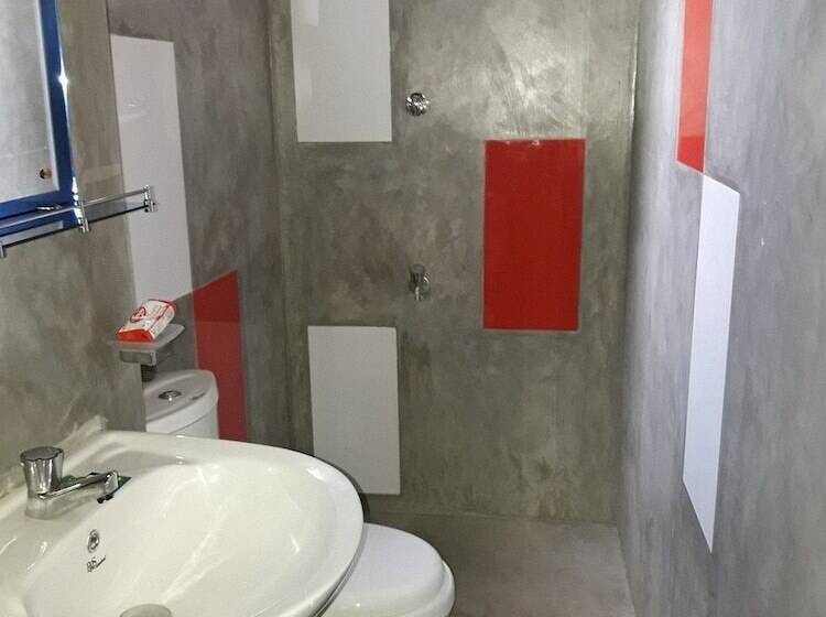 חדר סטנדרט לשלושה, Wattle Inn