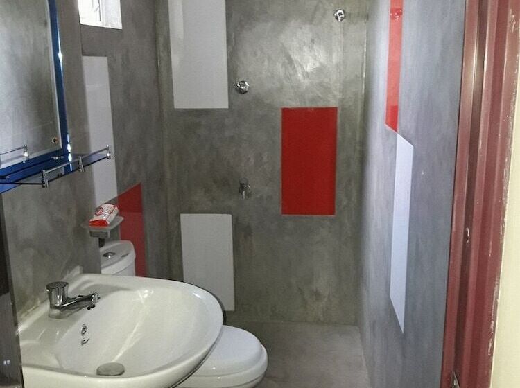 חדר דלוקס לשלושה, Wattle Inn