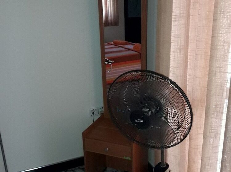 חדר סטנדרט לשלושה, Wattle Inn