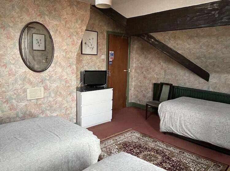 חדר קלאסי לשלושה, Chimneys Guest House