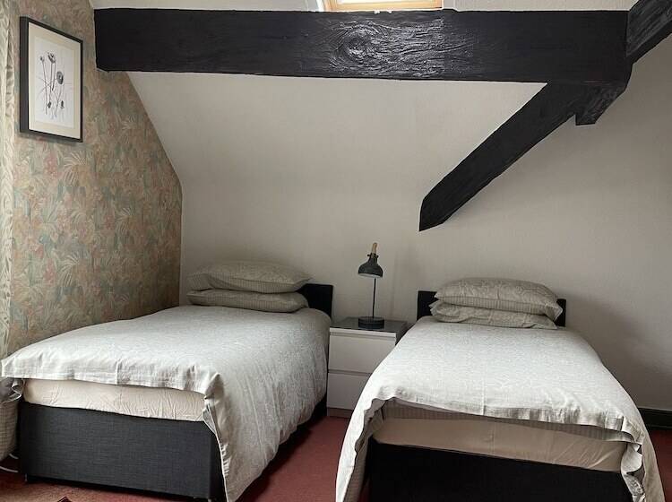 חדר קלאסי לשלושה, Chimneys Guest House