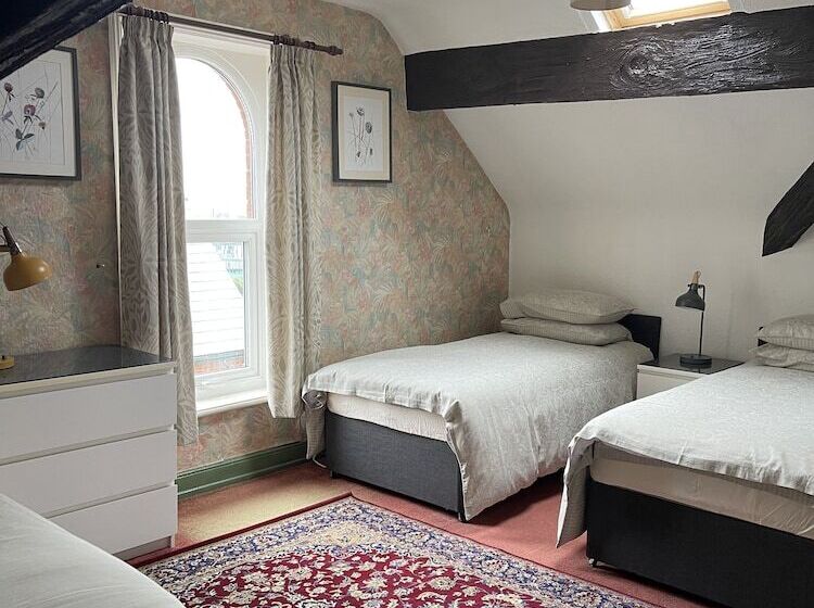 חדר קלאסי לשלושה, Chimneys Guest House