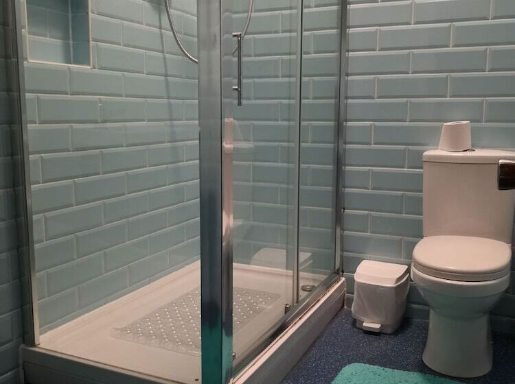 חדר משפחתי, Chimneys Guest House