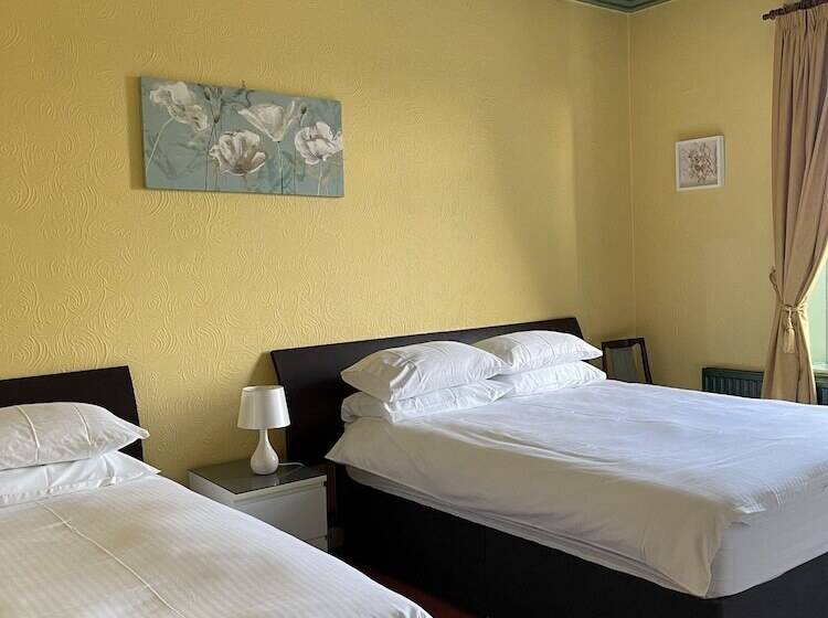 חדר משפחתי, Chimneys Guest House