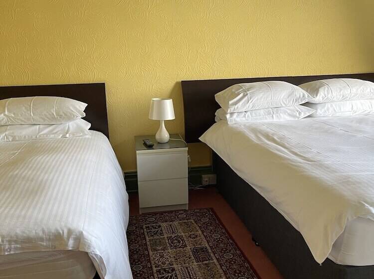 חדר משפחתי, Chimneys Guest House