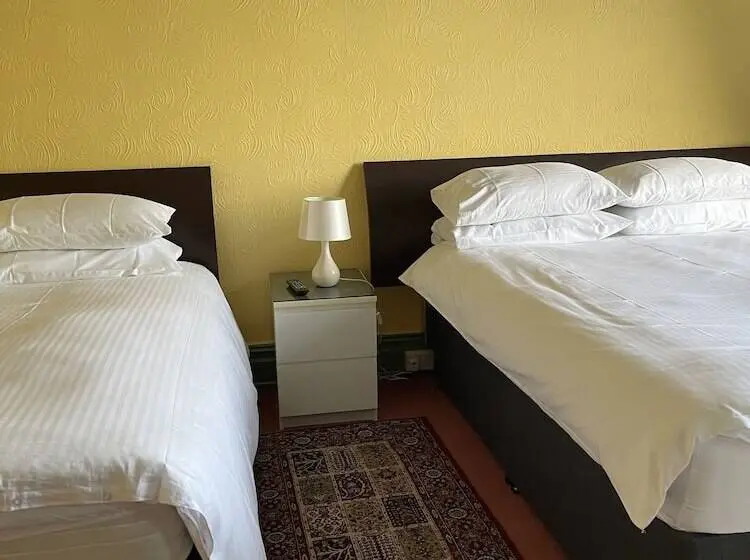 Perhehuone, Chimneys Guest House