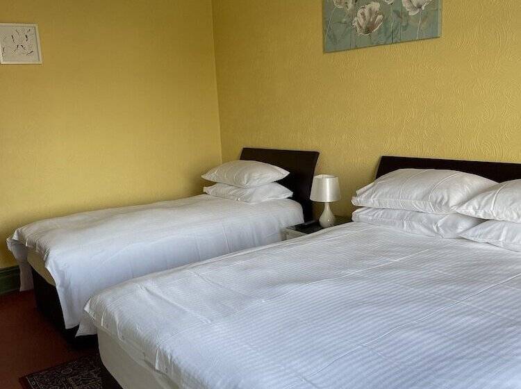 חדר משפחתי, Chimneys Guest House