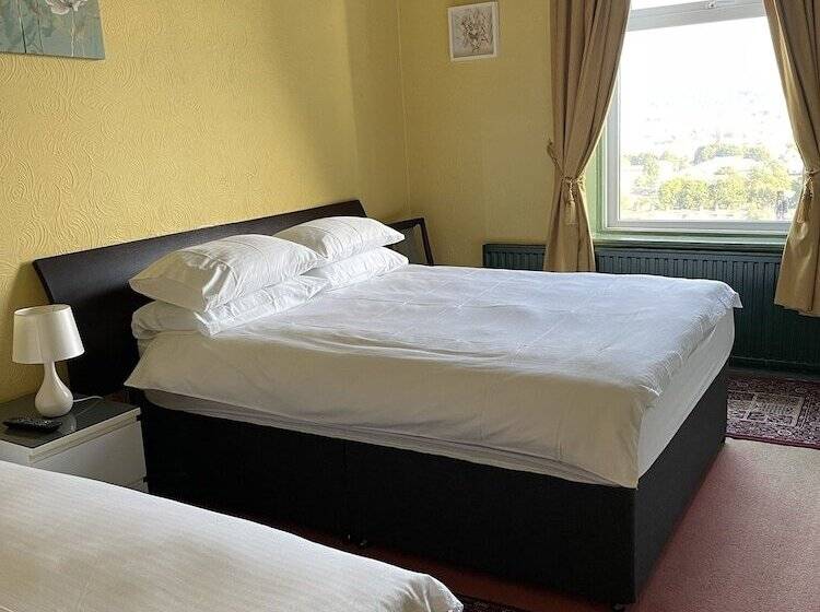 חדר משפחתי, Chimneys Guest House