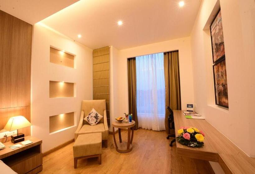 キングサイズベッドのデラックスルーム, Surestay Plus By Best Western Amritsar