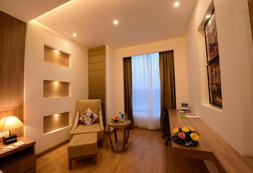 キングサイズベッドのデラックスルーム, Surestay Plus By Best Western Amritsar