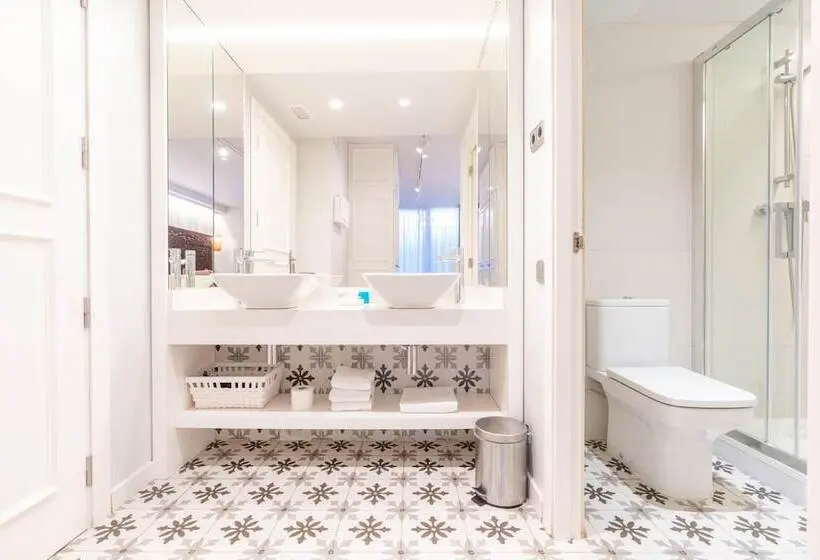 اتاق استاندارد سه نفره, Serennia Fira Gran Via Exclusive Rooms