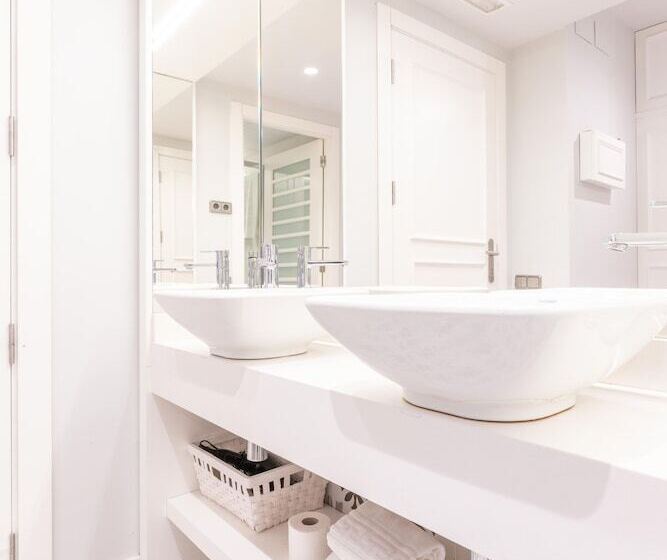 Номер Стандарт Трехместный, Serennia Fira Gran Via Exclusive Rooms