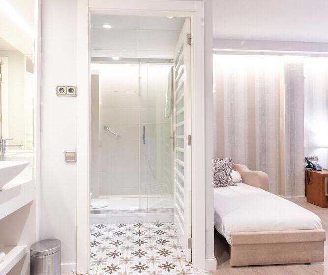 スタンダードトリプルルーム, Serennia Fira Gran Via Exclusive Rooms