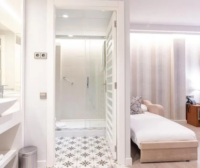 اتاق استاندارد سه نفره, Serennia Fira Gran Via Exclusive Rooms
