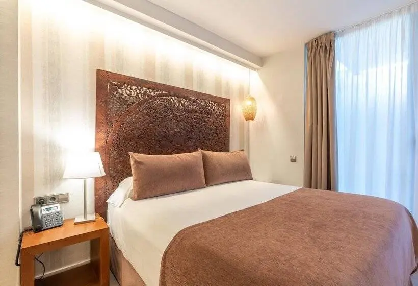 اتاق استاندارد سه نفره, Serennia Fira Gran Via Exclusive Rooms