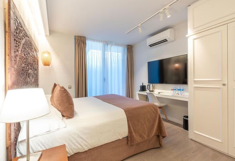 Номер Стандарт Трехместный, Serennia Fira Gran Via Exclusive Rooms