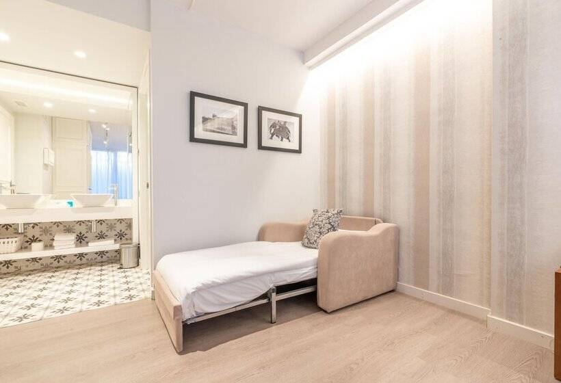 Номер Стандарт Трехместный, Serennia Fira Gran Via Exclusive Rooms