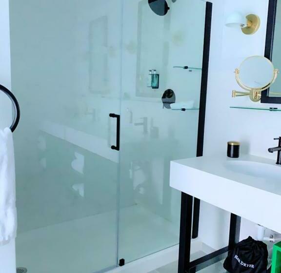 سوئیت با تخت بزرگ, Angad Arts