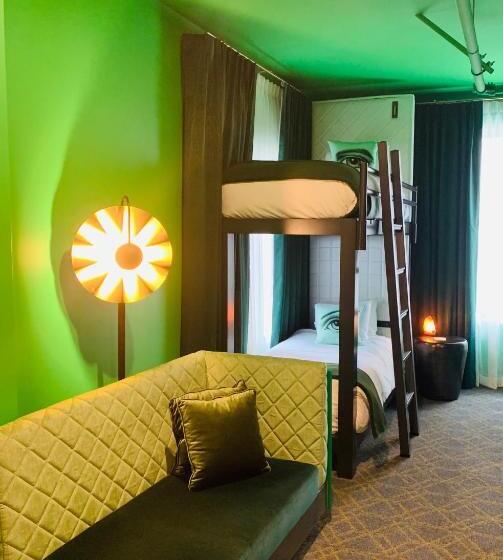 اتاق استاندارد با تخت‌های تاشو, Angad Arts