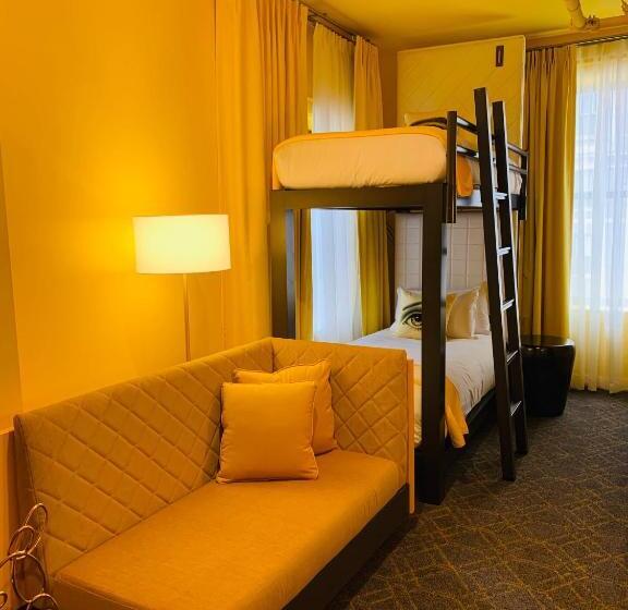 اتاق استاندارد با تخت‌های تاشو, Angad Arts