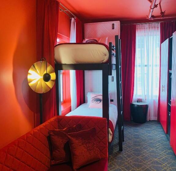 اتاق استاندارد با تخت‌های تاشو, Angad Arts